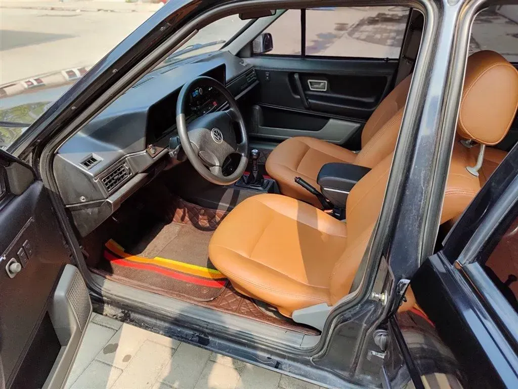 2004 Volkswagen Santana Classic 1.6L 87HP L4 5MT,autocango,china used car exporter,china ev exporter,chinese used car exporter,chinese used ev exporter