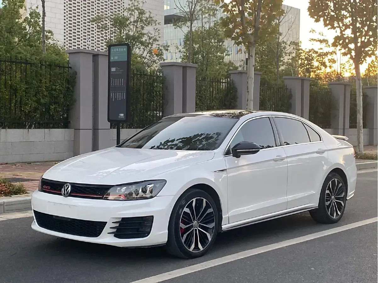 2017 Volkswagen Lamando 2.0T 220HP L4 7DCT