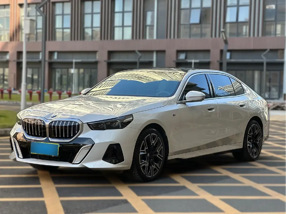 2024 BMW 5 Series 2.0T 258HP L4 8AT