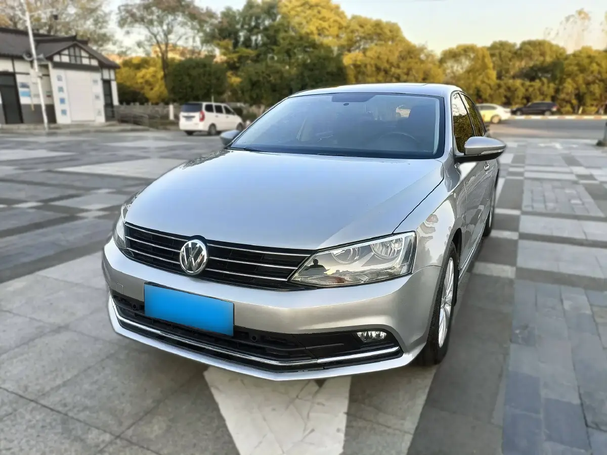 2015 Volkswagen Sagitar 1.4T 131HP L4 7DCT