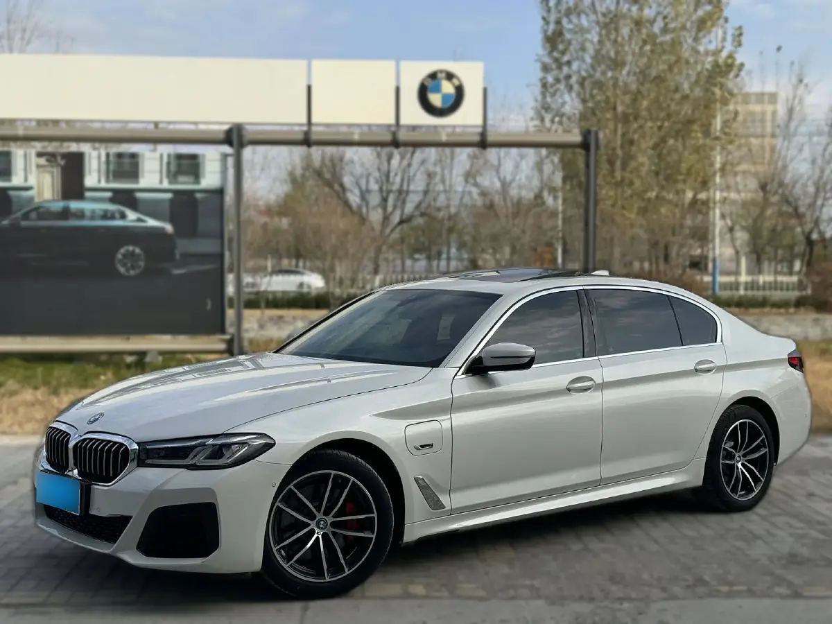 2022 BMW 5 Series 2.0T 184HP L4 8AT PHEV 17.7KWH