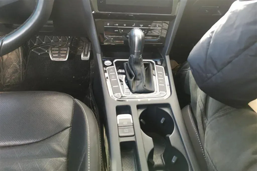 2021 Volkswagen CC 2.0T 220HP L4 7DCT,autocango,china used car exporter,china ev exporter,chinese used car exporter,chinese used ev exporter