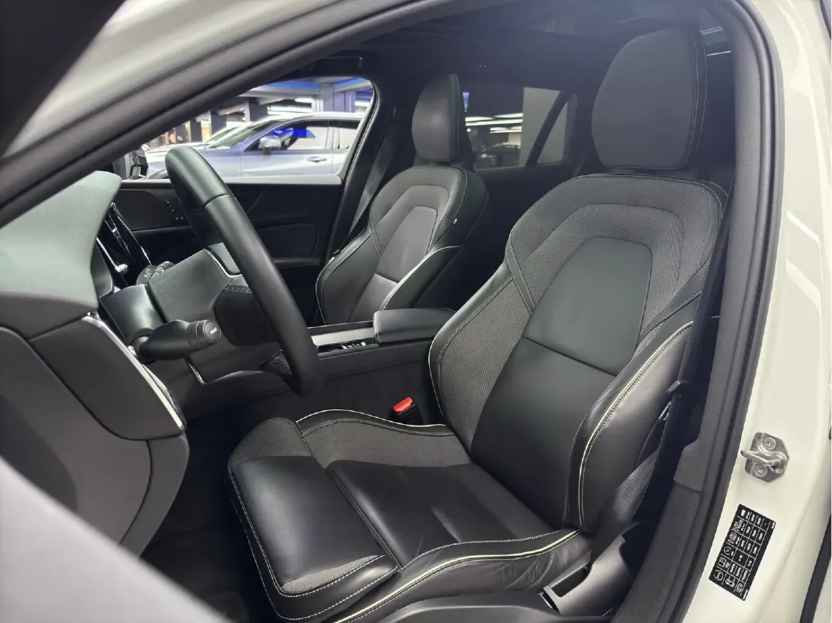 2022 Volvo V60 2.0T 250HP L4 8AT,autocango,china used car exporter,china ev exporter,chinese used car exporter,chinese used ev exporter