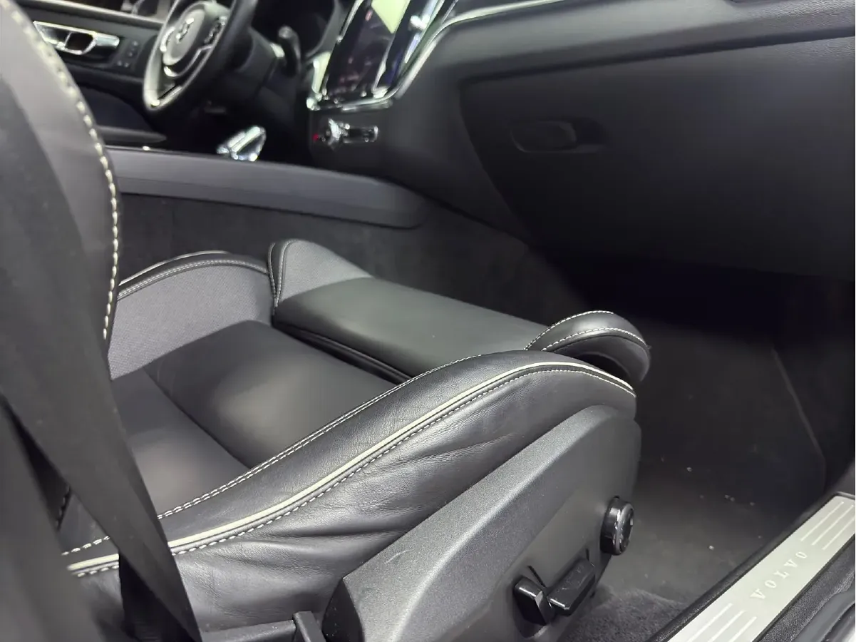 2022 Volvo V60 2.0T 250HP L4 8AT,autocango,china used car exporter,china ev exporter,chinese used car exporter,chinese used ev exporter