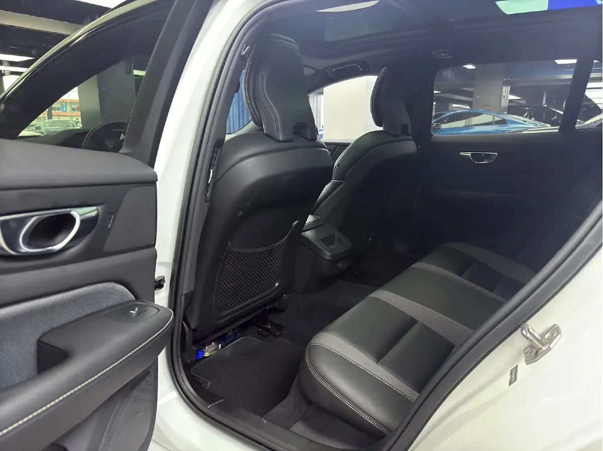 2022 Volvo V60 2.0T 250HP L4 8AT,autocango,china used car exporter,china ev exporter,chinese used car exporter,chinese used ev exporter