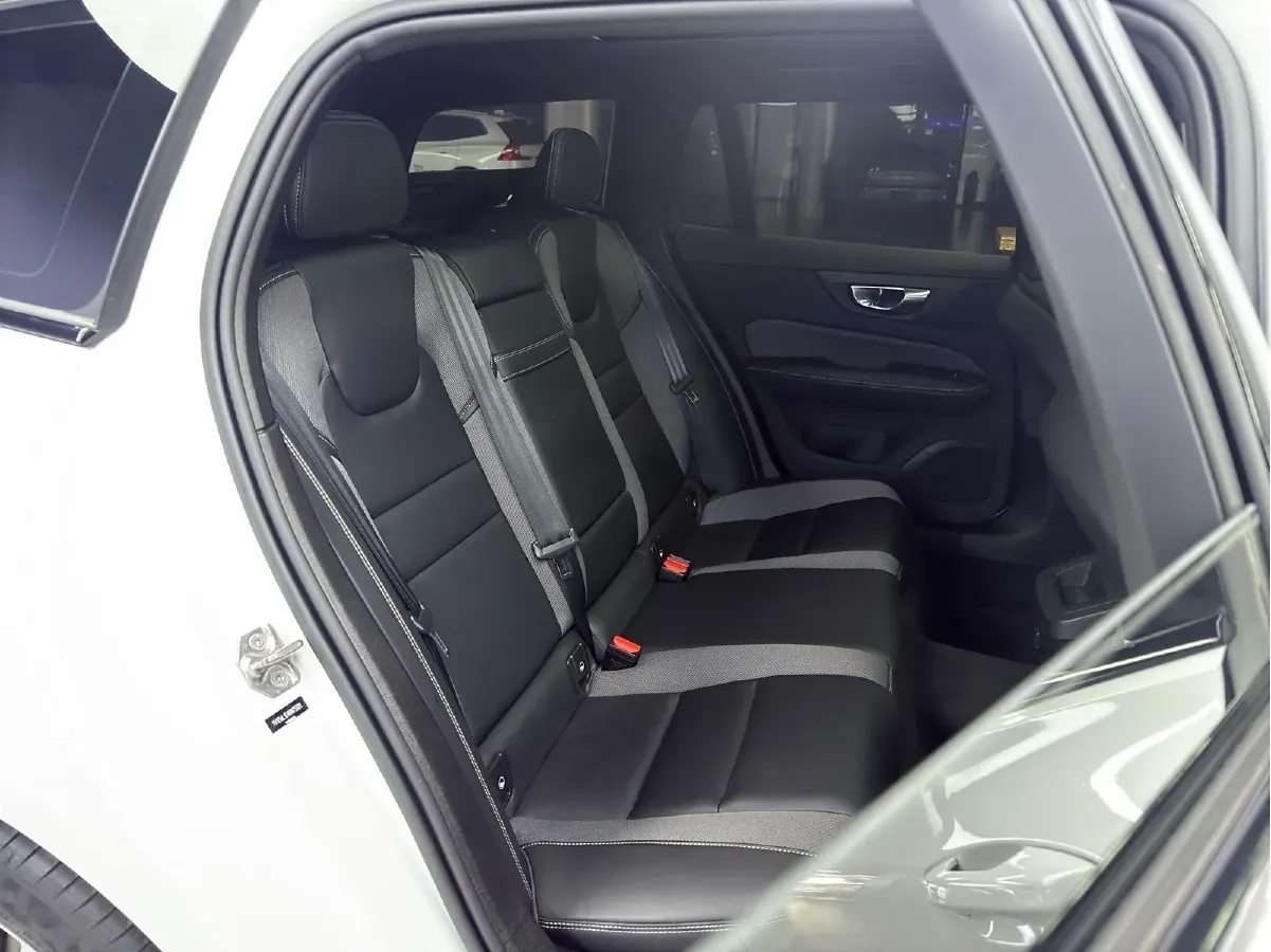 2022 Volvo V60 2.0T 250HP L4 8AT,autocango,china used car exporter,china ev exporter,chinese used car exporter,chinese used ev exporter