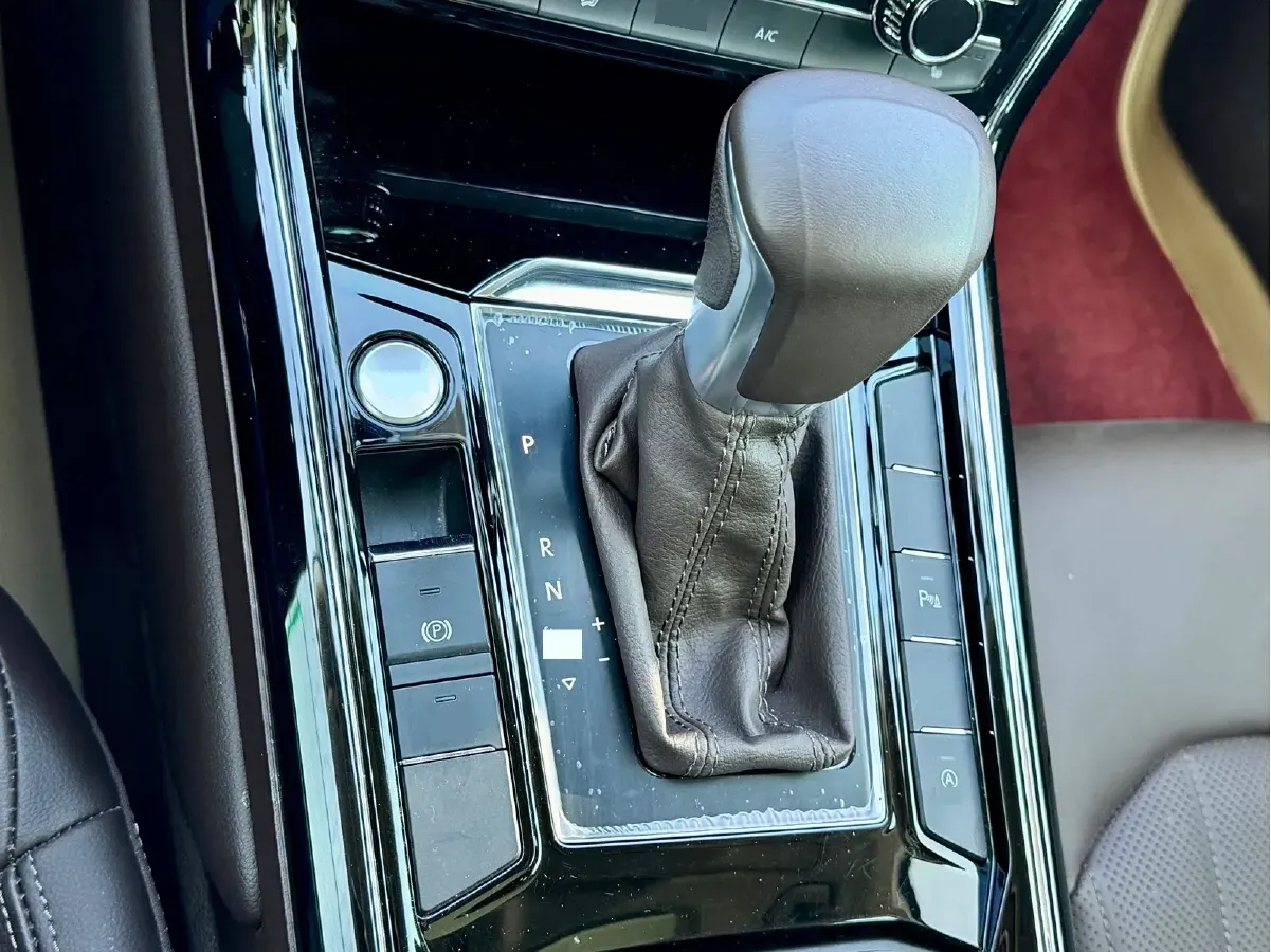 2021 Volkswagen Phideon 2.0T 224HP L4 7DCT,autocango,china used car exporter,china ev exporter,chinese used car exporter,chinese used ev exporter