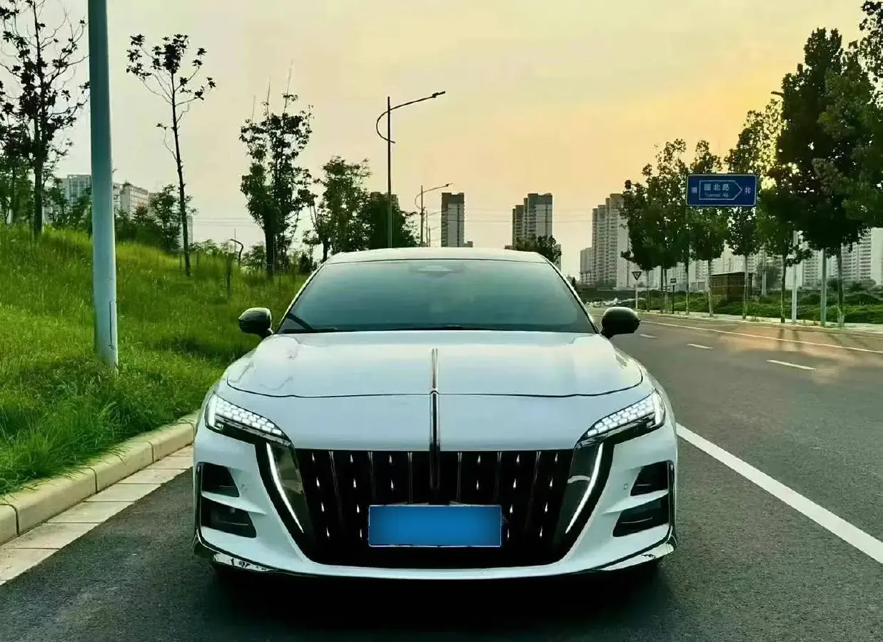 2023 HongQi H6 2.0T 252HP L4 8AT
