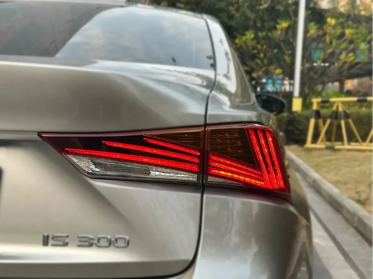 2017 Lexus IS 2.0T 245HP L4 8AT,autocango,china used car exporter,china ev exporter,chinese used car exporter,chinese used ev exporter