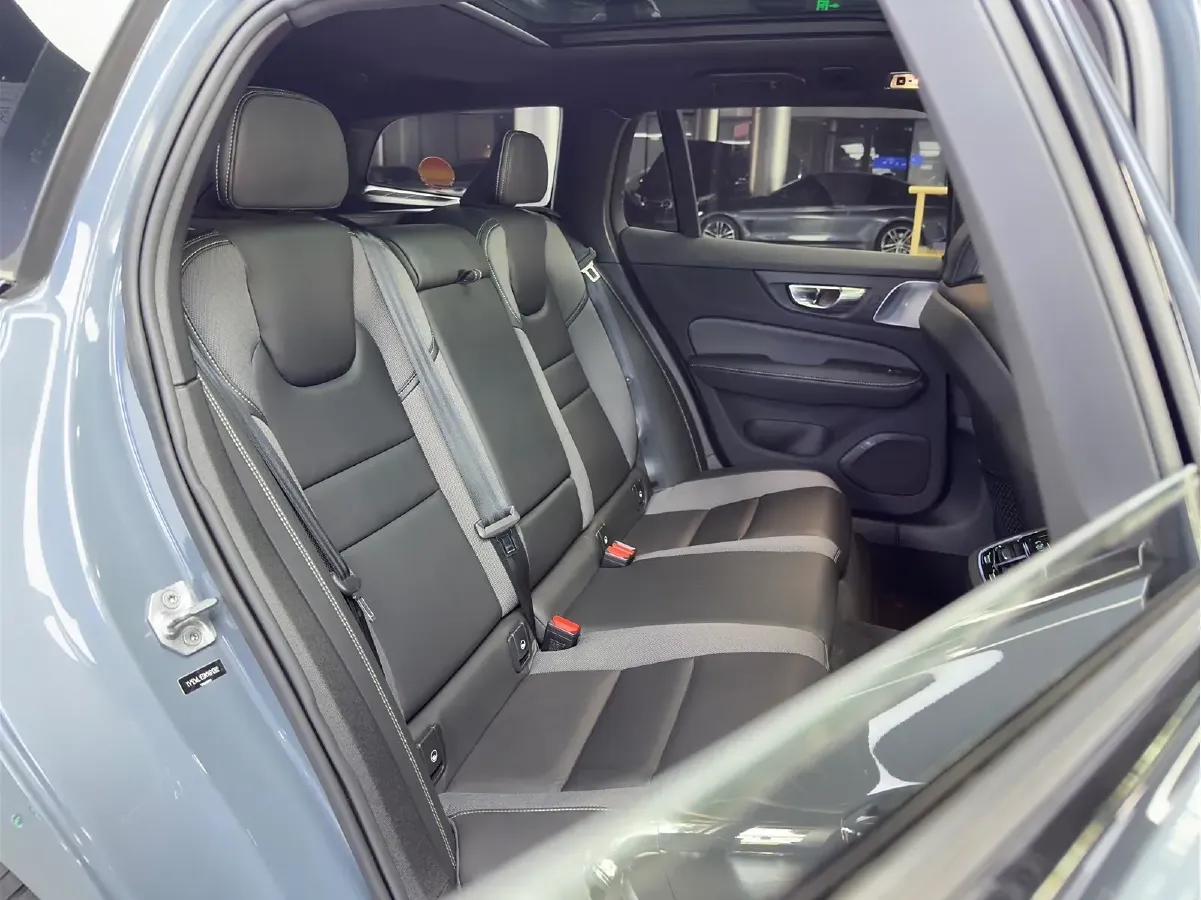 2022 Volvo V60 2.0T 250HP L4 8AT,autocango,china used car exporter,china ev exporter,chinese used car exporter,chinese used ev exporter