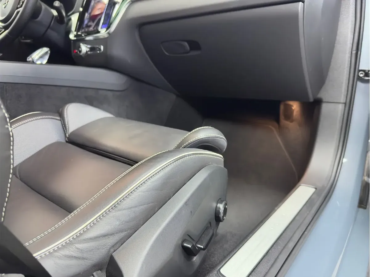 2022 Volvo V60 2.0T 250HP L4 8AT,autocango,china used car exporter,china ev exporter,chinese used car exporter,chinese used ev exporter