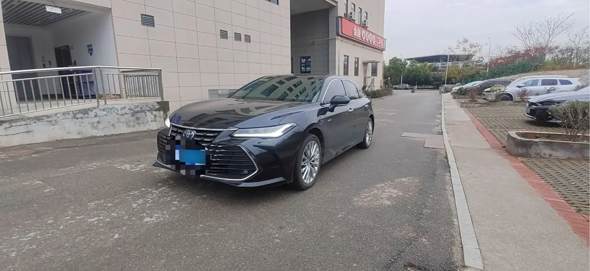2022 Toyota Avalon 2.5L 178HP L4 E-CVT Hybrid