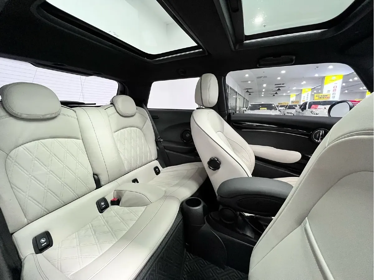 2023 MINI JCW 2.0T 231HP L4 8AT,autocango,china used car exporter,china ev exporter,chinese used car exporter,chinese used ev exporter