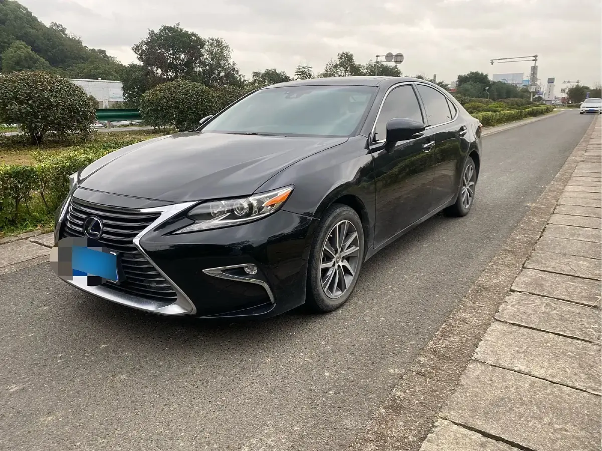 2015 Lexus ES 2.5L 160HP L4 E-CVT Hybrid