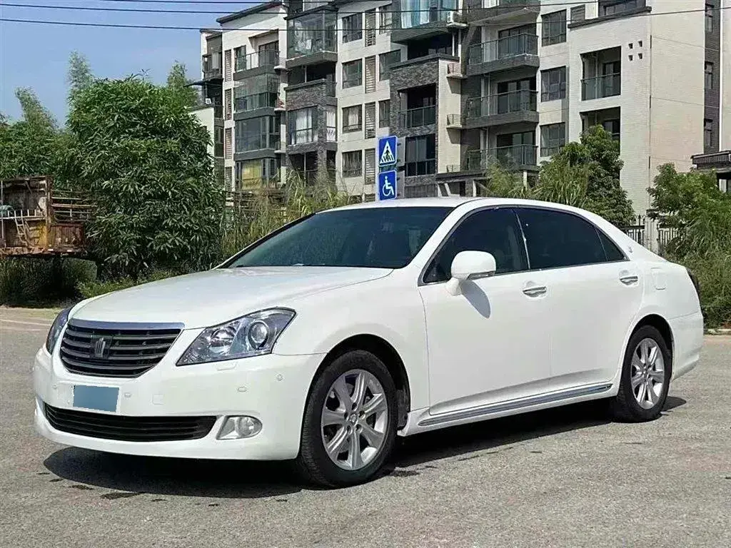 2010 Toyota Crown 4.3L 283HP V8 6AT