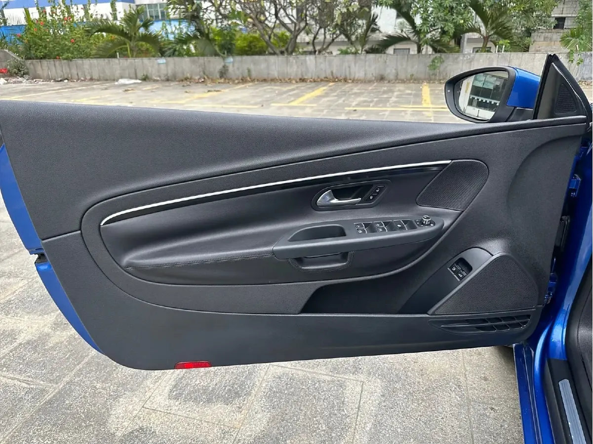 2011 Volkswagen Eos 2.0T 211HP L4 6DCT,autocango,china used car exporter,china ev exporter,chinese used car exporter,chinese used ev exporter