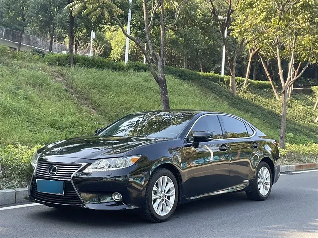 2013 Lexus ES 2.5L 160HP L4 E-CVT Hybrid