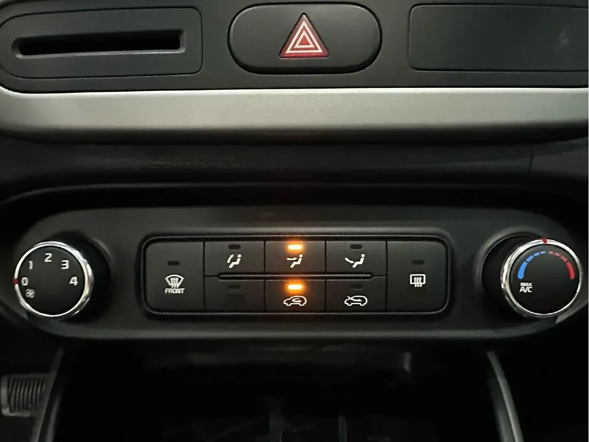 2013 Kia Carens 2.0L 152HP L4 6AT,autocango,china used car exporter,china ev exporter,chinese used car exporter,chinese used ev exporter