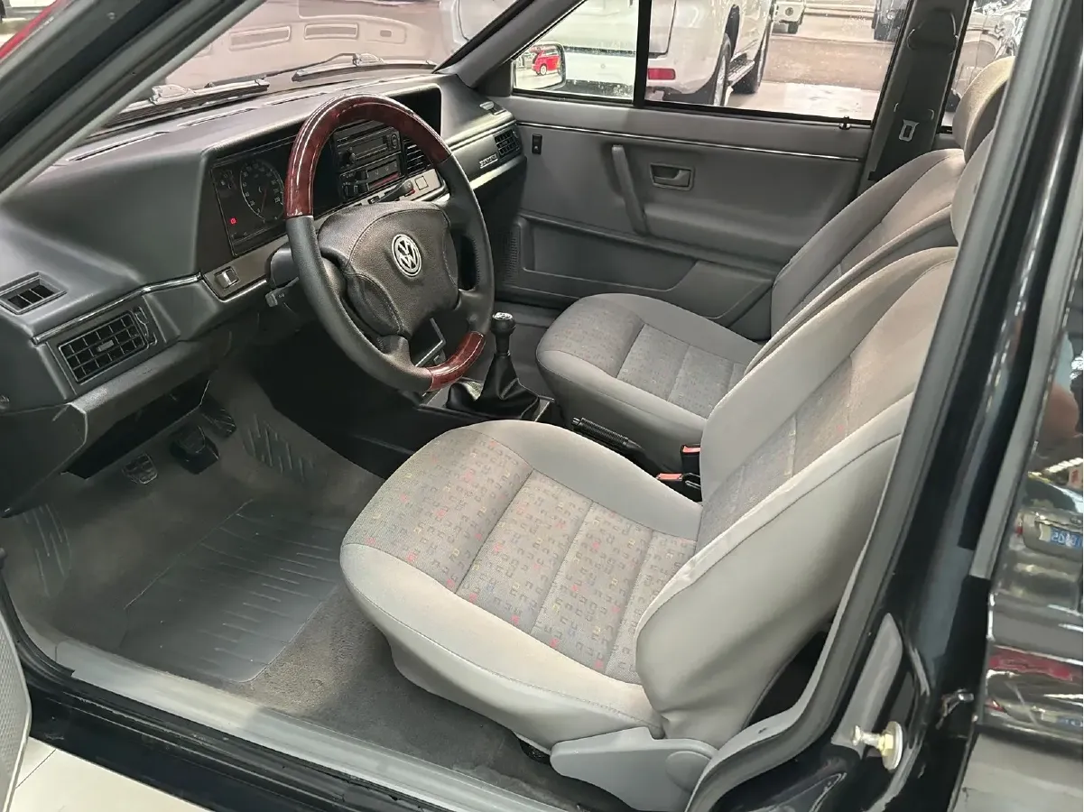 2004 Volkswagen Santana Classic 1.6L 87HP L4 5MT,autocango,china used car exporter,china ev exporter,chinese used car exporter,chinese used ev exporter