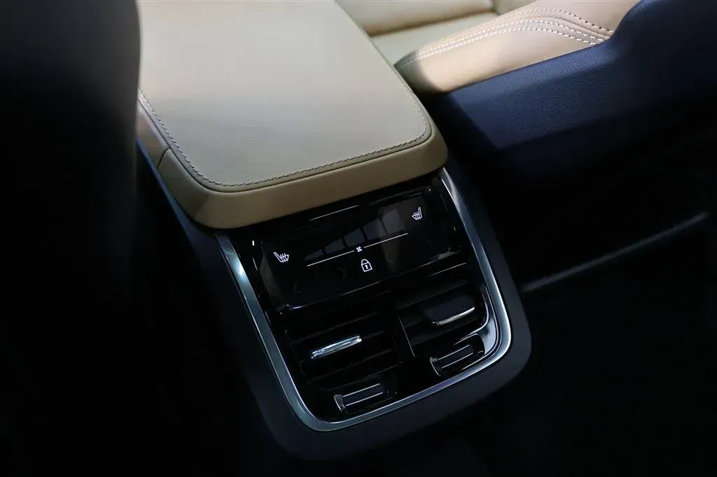 2017 Volvo V90 2.0T 254HP L4 8AT,autocango,china used car exporter,china ev exporter,chinese used car exporter,chinese used ev exporter