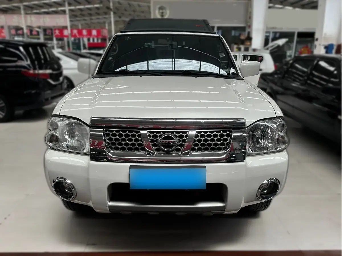 2013 Nissan Paladin 2.4L 150HP L4 5MT