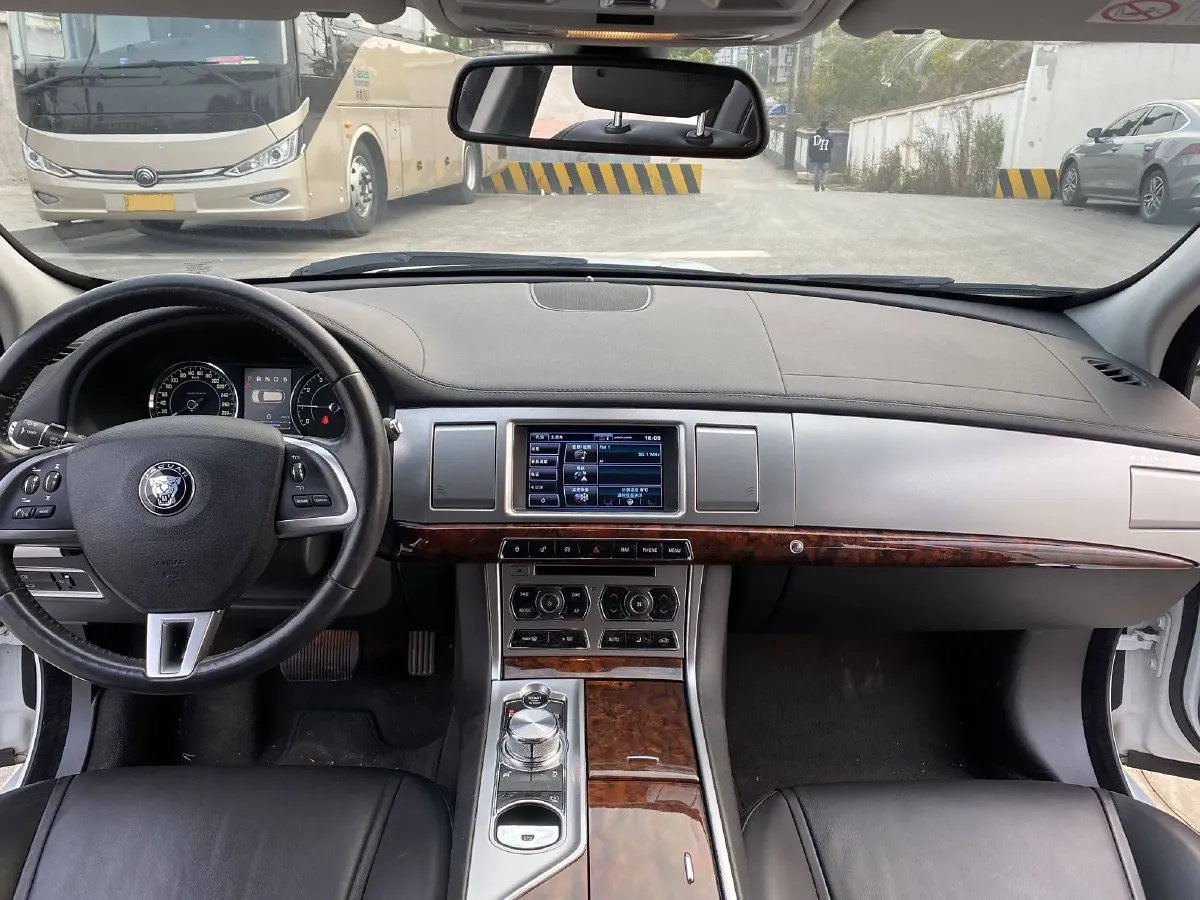 2015 Jaguar XF 2.0T 240HP L4 8AT,autocango,china used car exporter,china ev exporter,chinese used car exporter,chinese used ev exporter