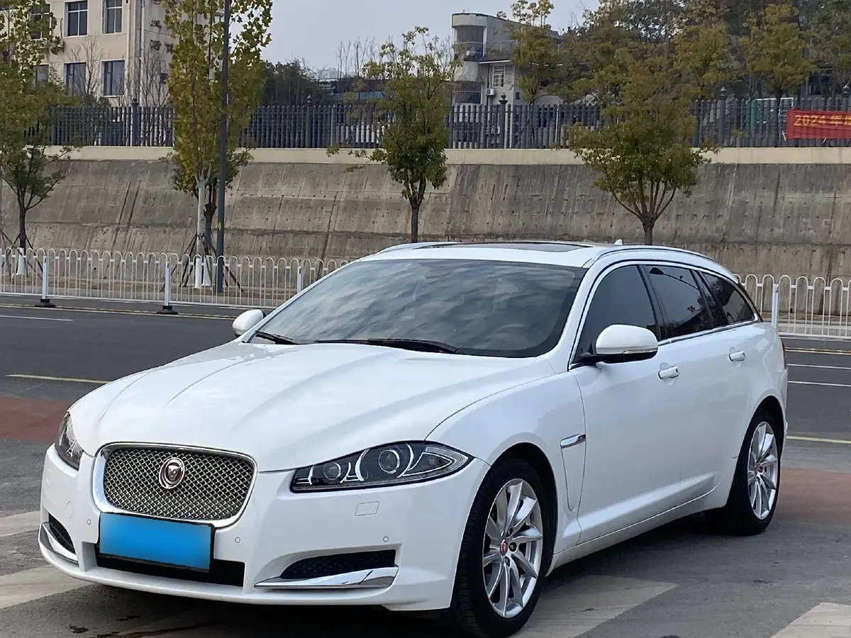 2015 Jaguar XF 2.0T 240HP L4 8AT