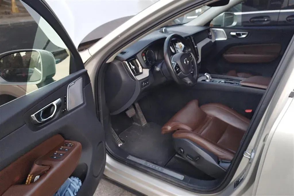 2019 Volvo XC60 PHEV 2.0T 320HP L4 8AT PHEV 10.1KWH,autocango,china used car exporter,china ev exporter,chinese used car exporter,chinese used ev exporter