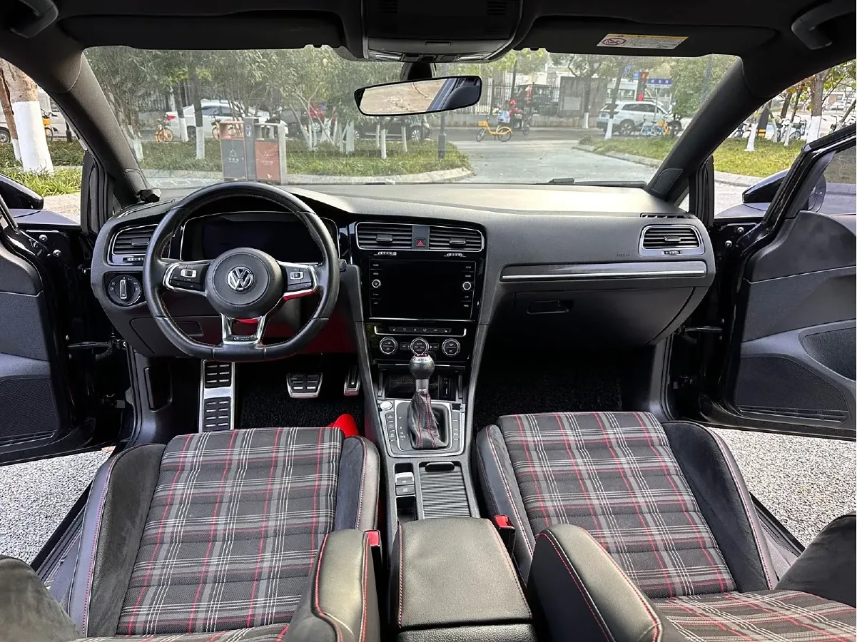 2018 Volkswagen GolfGTI 2.0T 220HP L4 7DCT,autocango,china used car exporter,china ev exporter,chinese used car exporter,chinese used ev exporter