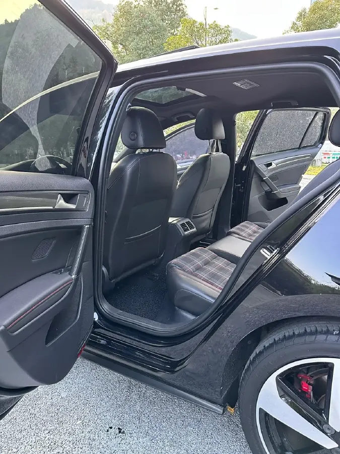 2018 Volkswagen GolfGTI 2.0T 220HP L4 7DCT,autocango,china used car exporter,china ev exporter,chinese used car exporter,chinese used ev exporter