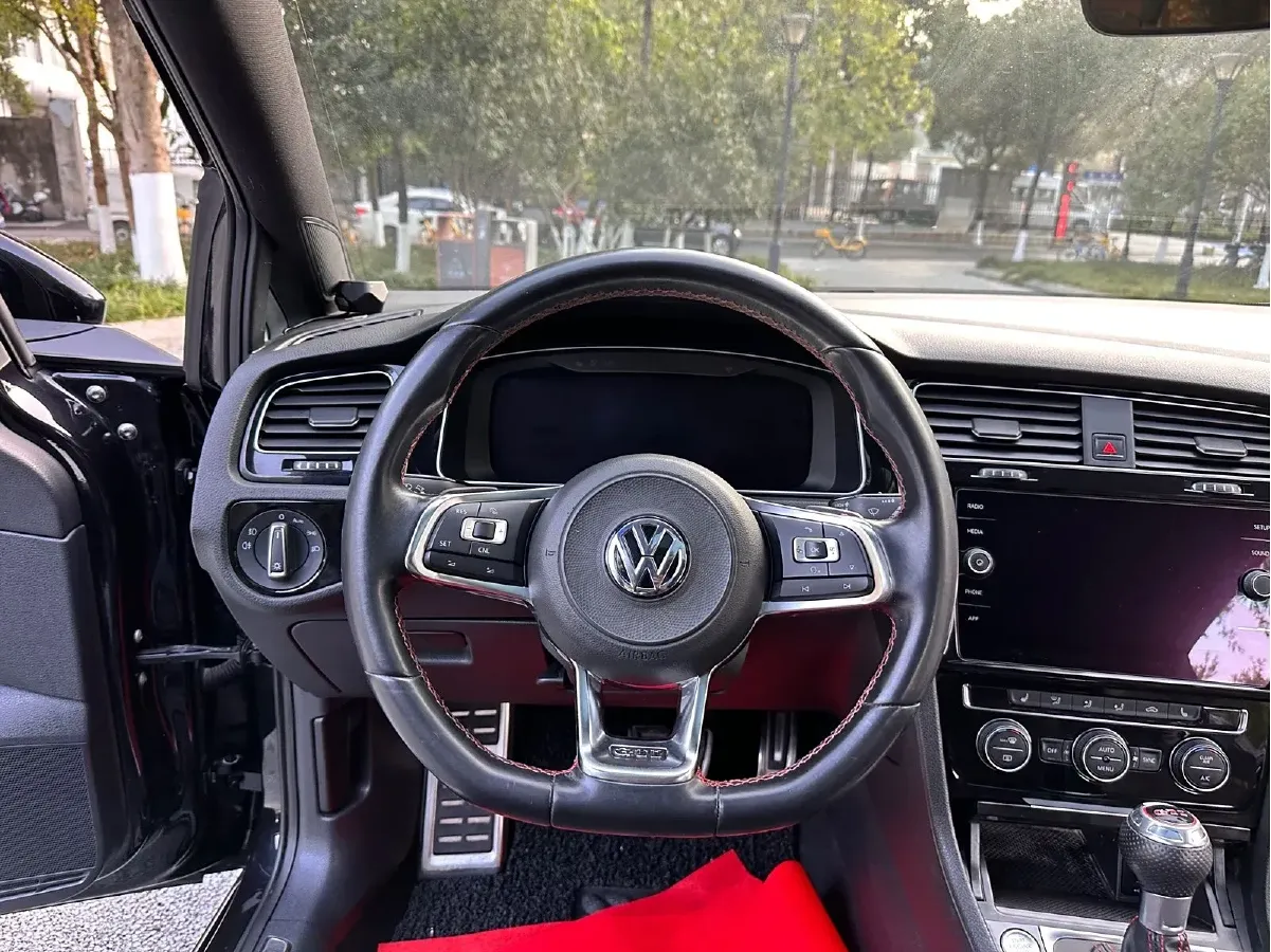 2018 Volkswagen GolfGTI 2.0T 220HP L4 7DCT,autocango,china used car exporter,china ev exporter,chinese used car exporter,chinese used ev exporter