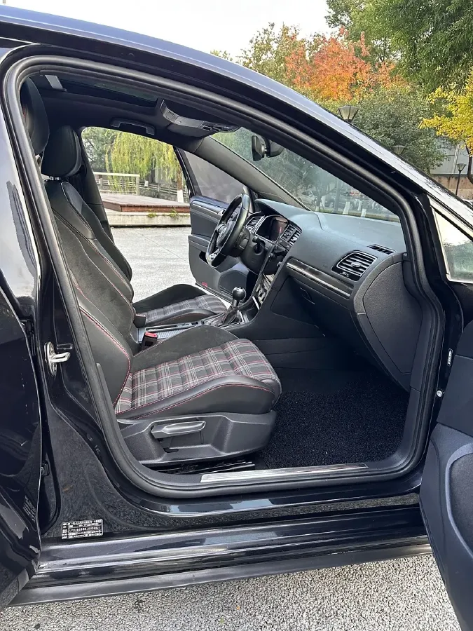 2018 Volkswagen GolfGTI 2.0T 220HP L4 7DCT,autocango,china used car exporter,china ev exporter,chinese used car exporter,chinese used ev exporter