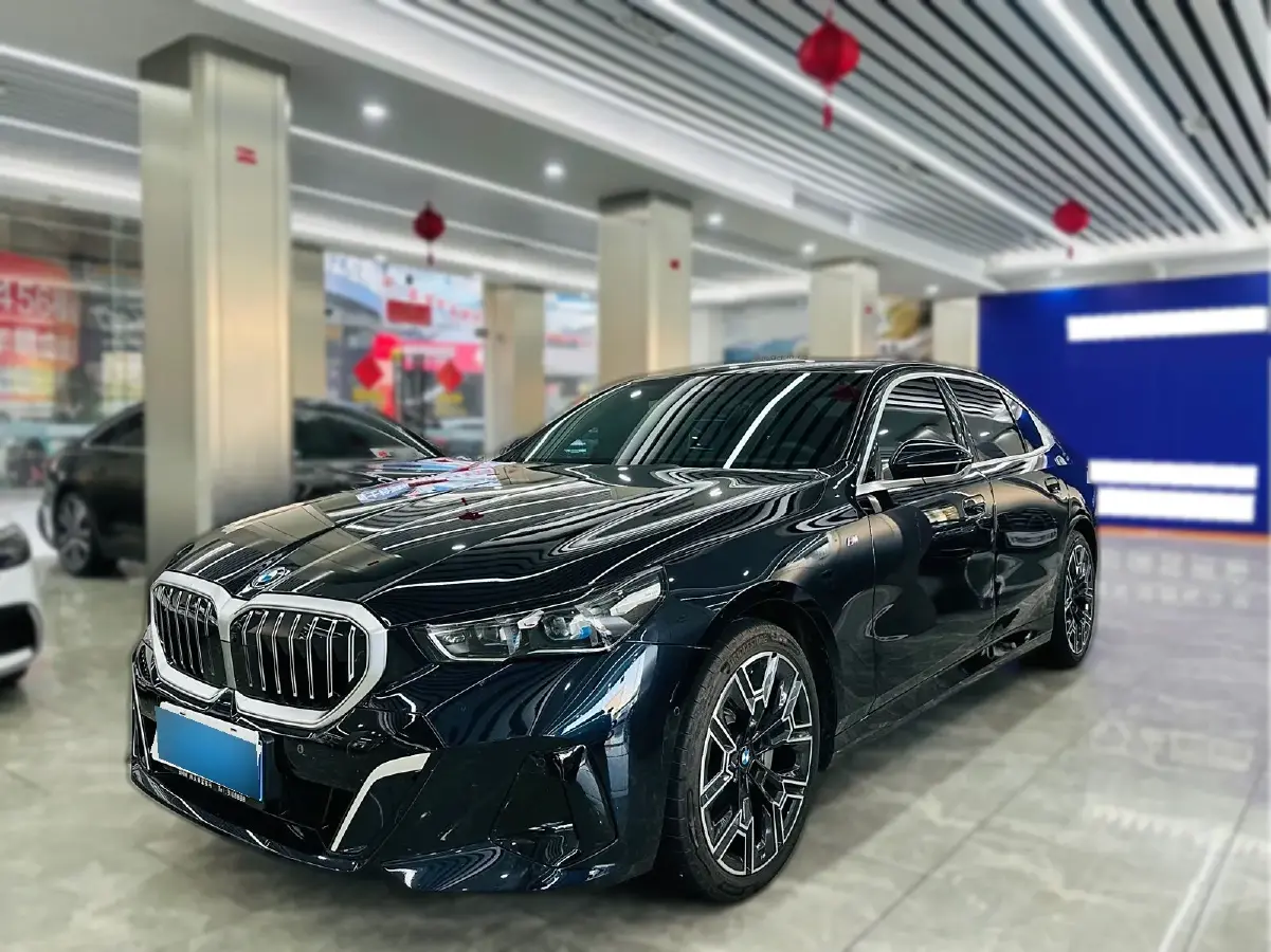 2024 BMW 5 Series 2.0T 258HP L4 8AT