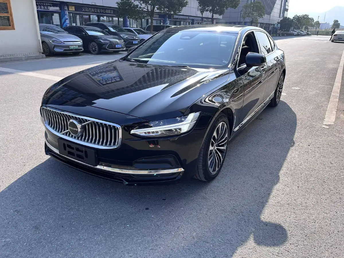 2023 Volvo S90 2.0T 250HP L4 8AT