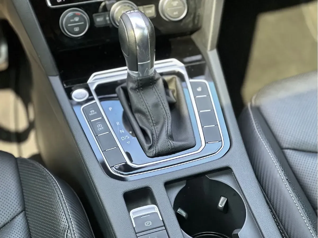 2020 Volkswagen CC 2.0T 186HP L4 7DCT,autocango,china used car exporter,china ev exporter,chinese used car exporter,chinese used ev exporter