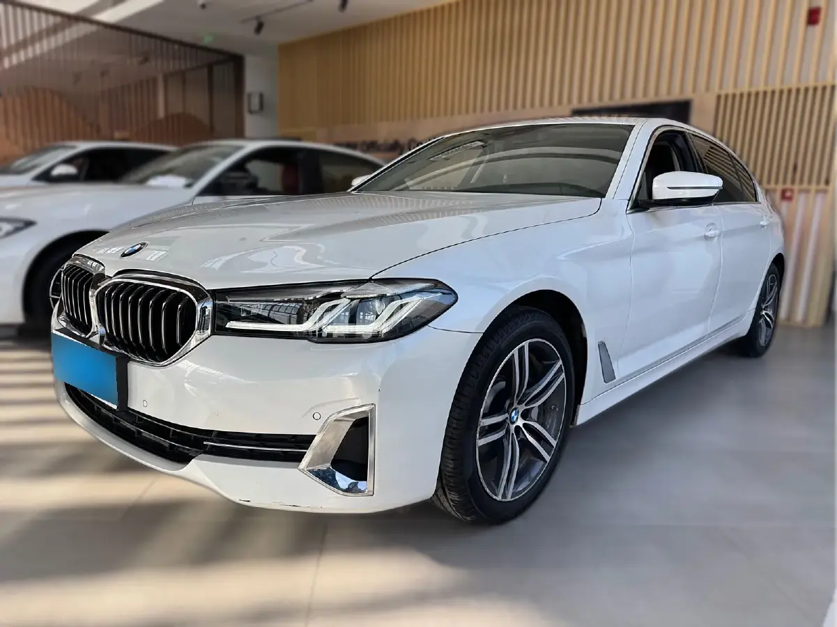 2022 BMW 5 Series 2.0T 252HP L4 8AT