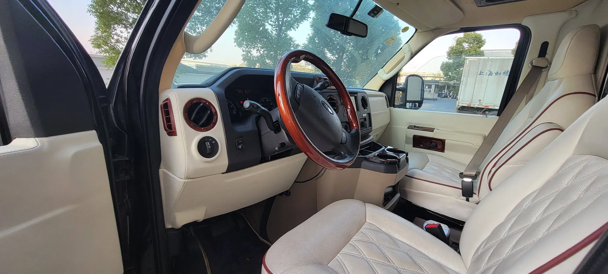 2011 Ford E350 5.4L 258HP V8 5AT,autocango,china used car exporter,china ev exporter,chinese used car exporter,chinese used ev exporter