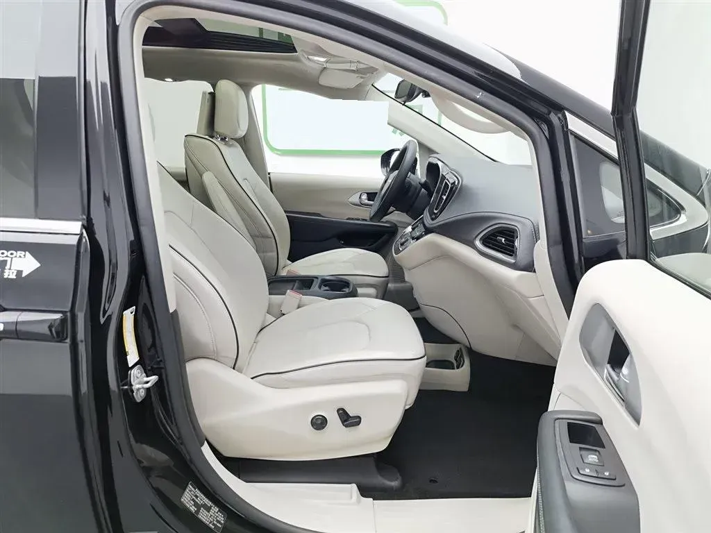 2018 Chrysler Pacifica 3.6L 245HP V6 E-CVT PHEV 16KWH,autocango,china used car exporter,china ev exporter,chinese used car exporter,chinese used ev exporter