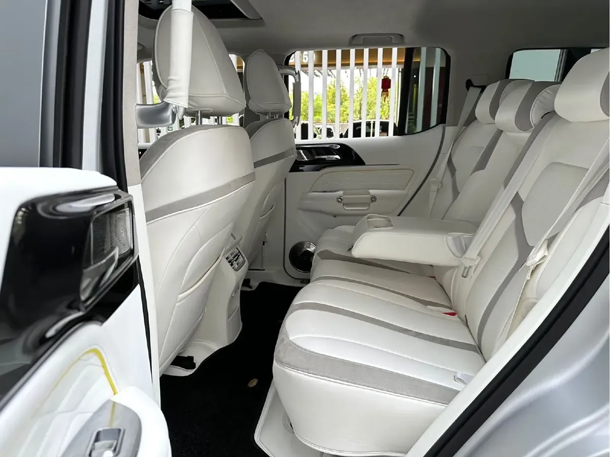 2021 Cyberspace 300 2.0T 227HP L4 8AT,autocango,china used car exporter,china ev exporter,chinese used car exporter,chinese used ev exporter