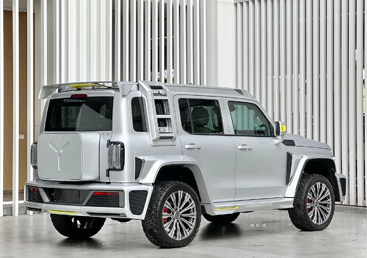 2021 Cyberspace 300 2.0T 227HP L4 8AT,autocango,china used car exporter,china ev exporter,chinese used car exporter,chinese used ev exporter