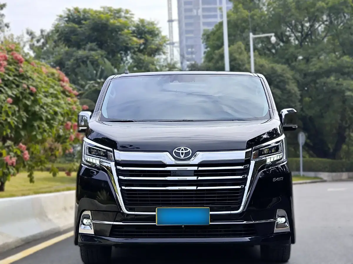 2022 Toyota Granvia 2.5L 192HP L4 E-CVT Hybrid