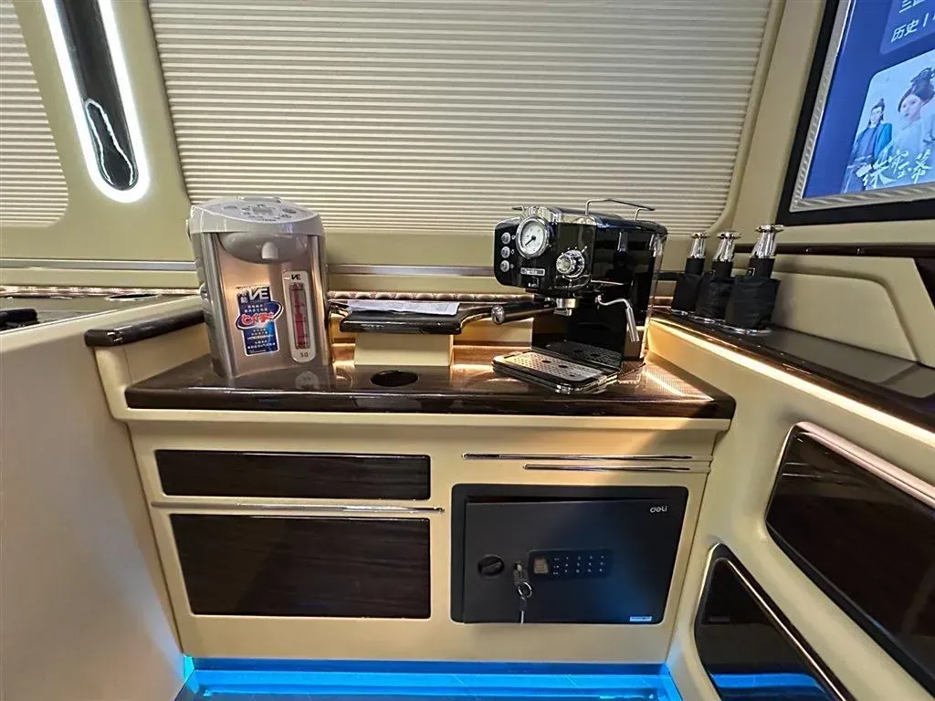 2024 HongQi GuoYue 8AT,autocango,china used car exporter,china ev exporter,chinese used car exporter,chinese used ev exporter