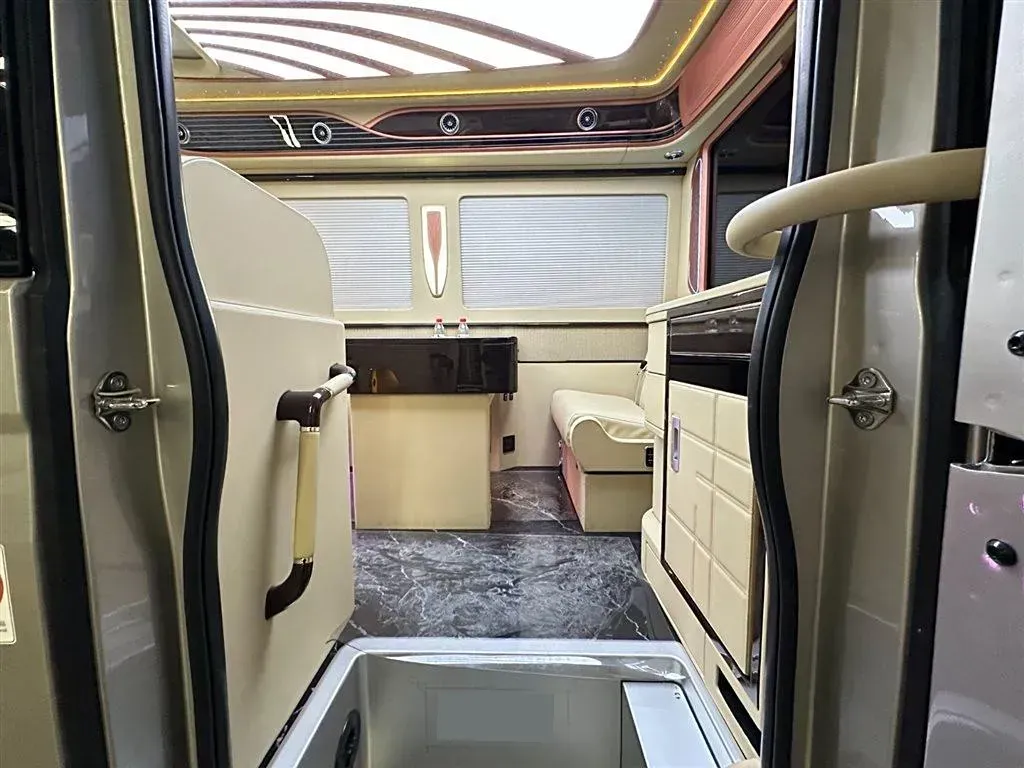 2024 HongQi GuoYue 8AT,autocango,china used car exporter,china ev exporter,chinese used car exporter,chinese used ev exporter