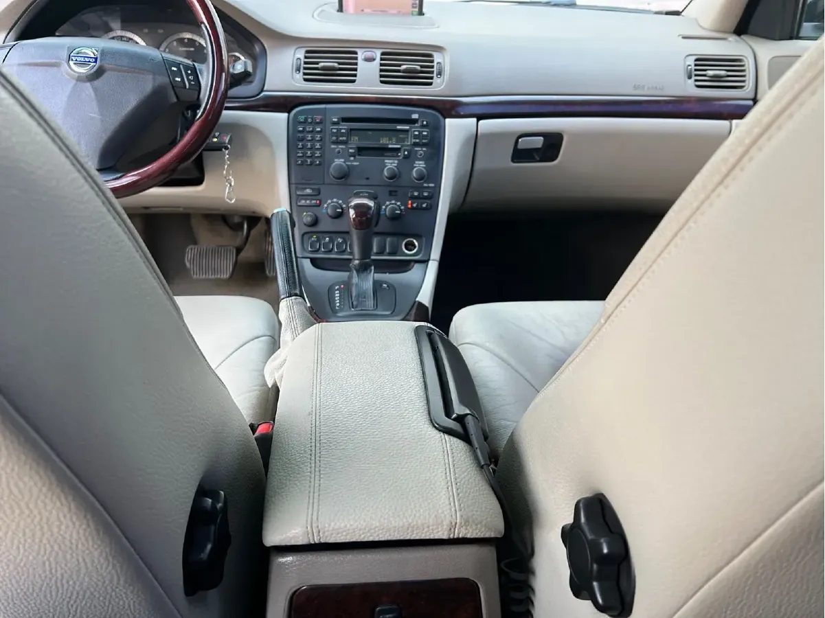 2006 Volvo S80 2.5T 200HP L5 6AT,autocango,china used car exporter,china ev exporter,chinese used car exporter,chinese used ev exporter