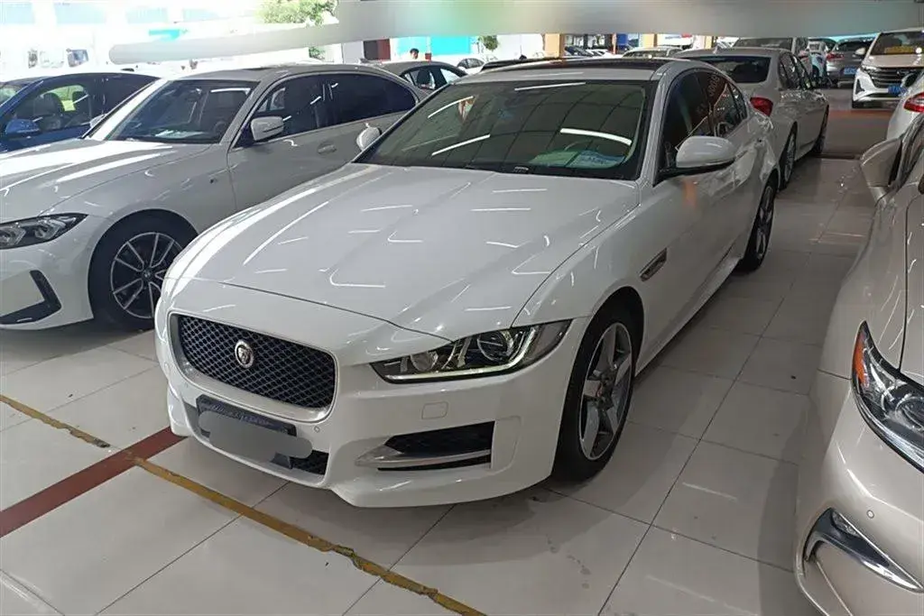 2017 Jaguar XE 2.0T 240HP L4 8AT