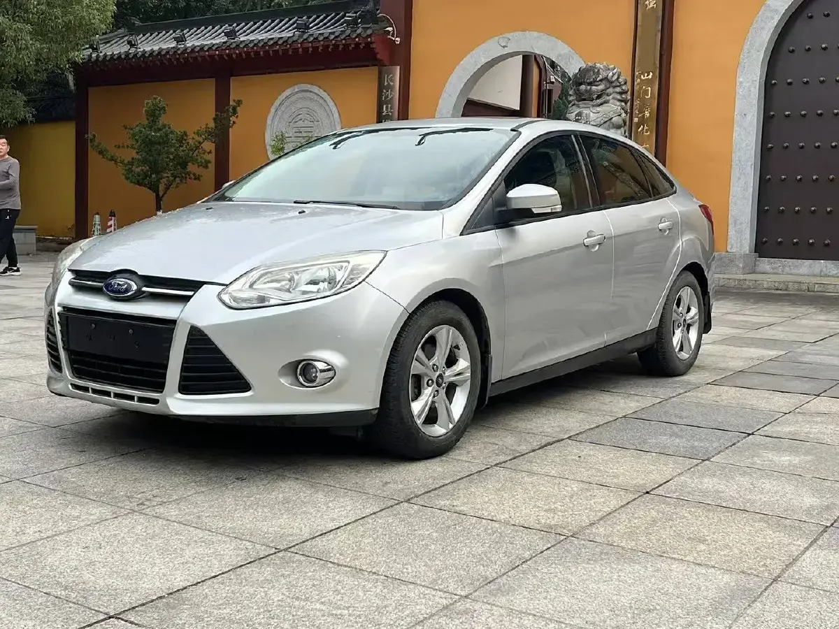 2012 Ford Focus 1.6L 125HP L4 5MT