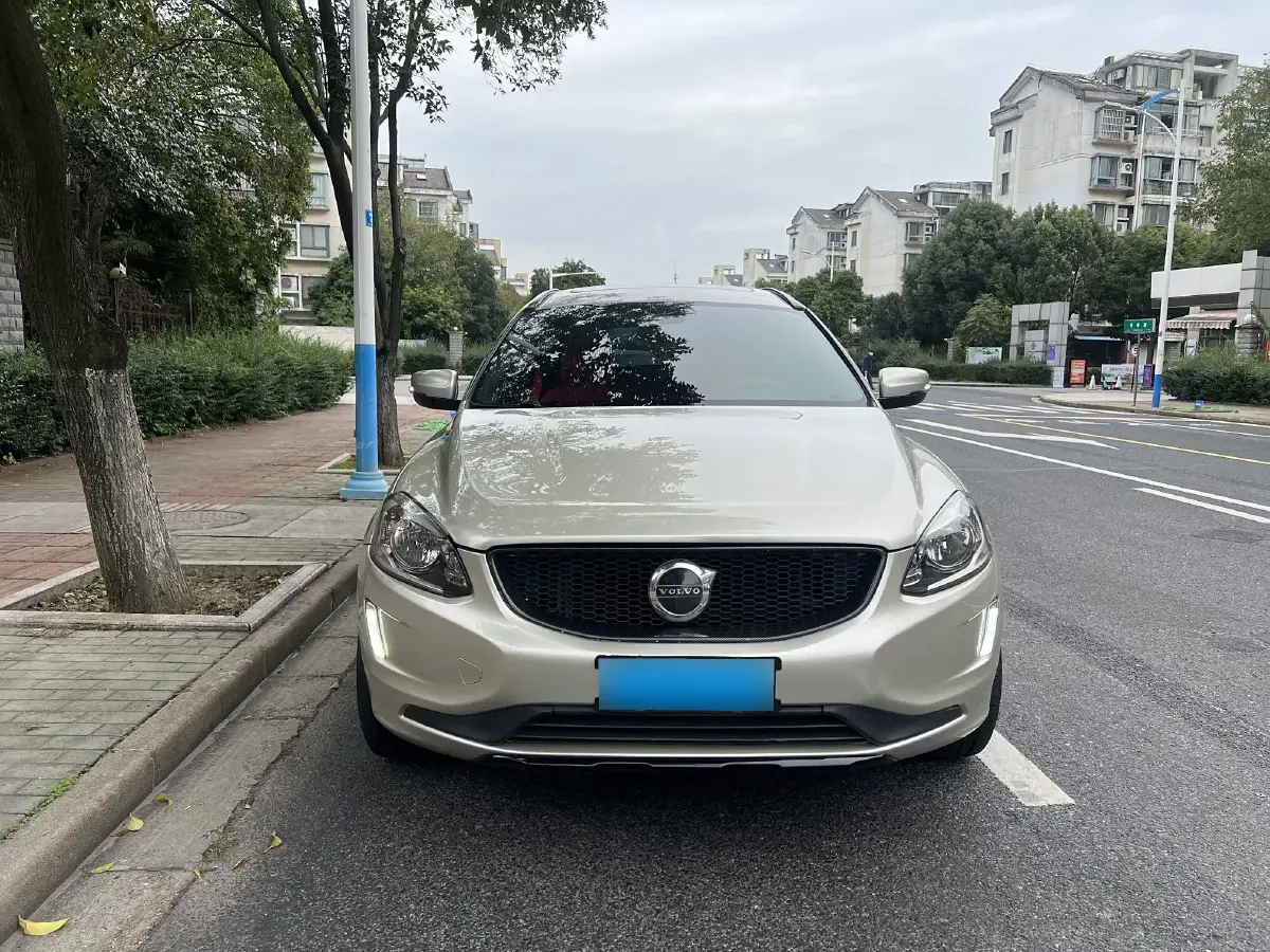 2017 Volvo XC60 2.0T 245HP L4 8AT