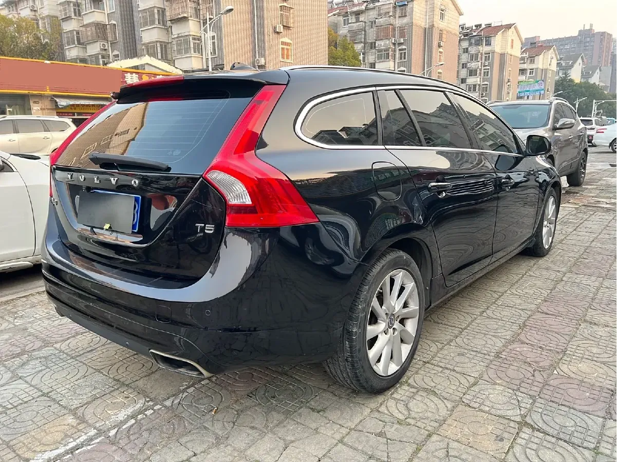2014 Volvo V60 2.0T 245HP L4 8AT,autocango,china used car exporter,china ev exporter,chinese used car exporter,chinese used ev exporter
