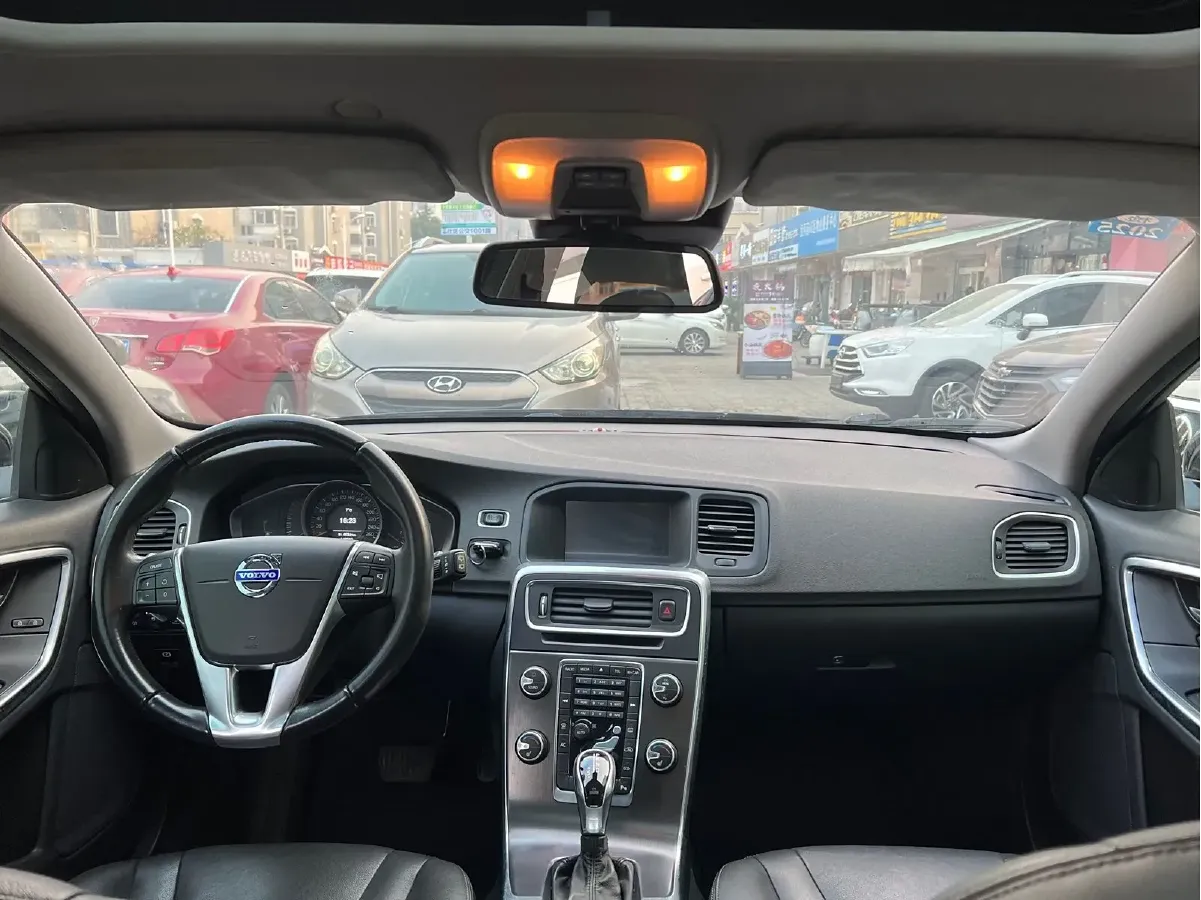 2014 Volvo V60 2.0T 245HP L4 8AT,autocango,china used car exporter,china ev exporter,chinese used car exporter,chinese used ev exporter