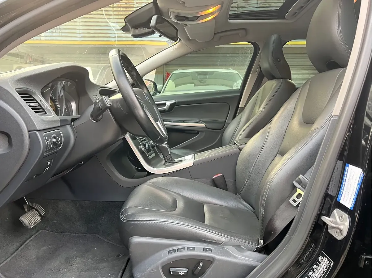 2014 Volvo V60 2.0T 245HP L4 8AT,autocango,china used car exporter,china ev exporter,chinese used car exporter,chinese used ev exporter